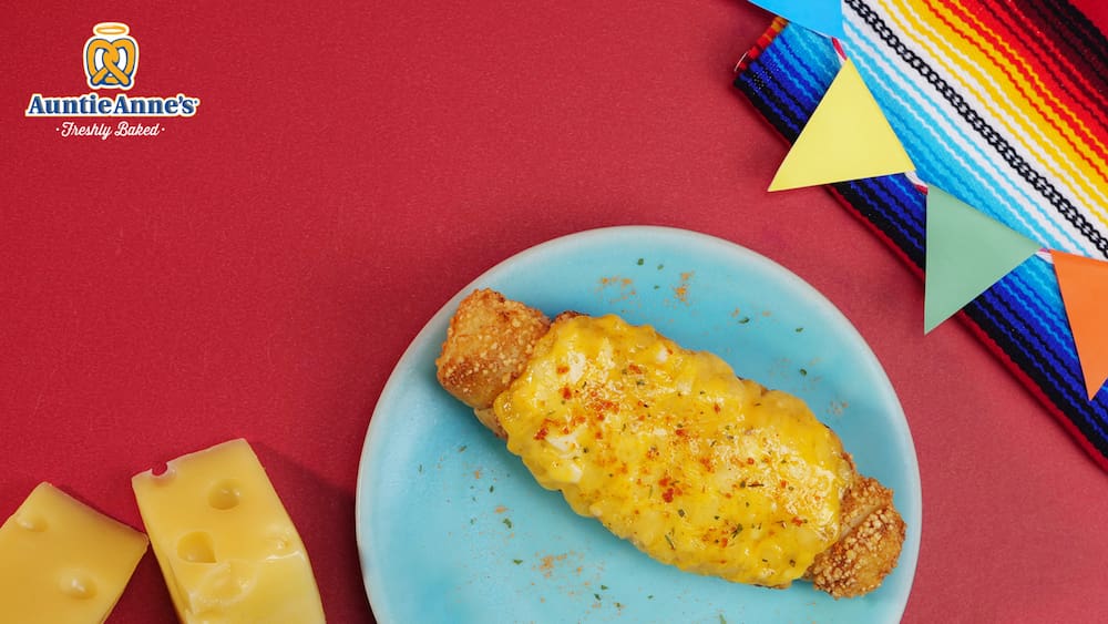 “Viva Mexican Pretzel Dog” ชีสจุใจ ไส้กรอกไก่เม็กซิกันเน้นๆ ที่ “อานตี้ แอนส์”