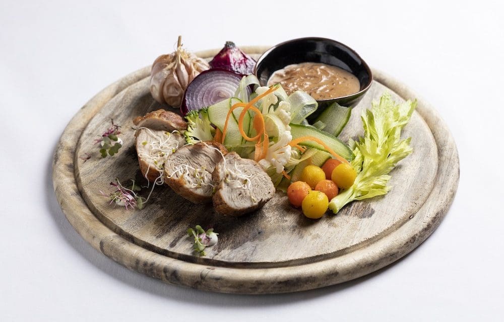 หมูสันในย่างราดซอสไวน์แดง เสิร์ฟพร้อมผักโขม ที่ นัมเบอร์ 43, เคปเฮ้าส์ กรุงเทพฯ