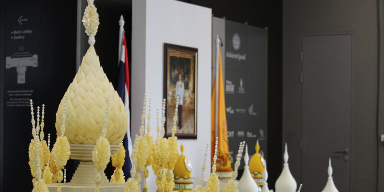 ซีอีเอ ชวนชมที่สุดของการออกแบบ! กับศิลปะการจัดวางเฉลิมพระเกียรติ ในหลวง ร.10 พร้อมเปิดโปรไฟล์ดีไซน์เนอร์รุ่นใหม่ เจาะลึกเทคนิคสุดวิจิตรบรรจง เปิดให้ชมฟรีตลอด 3 เดือน