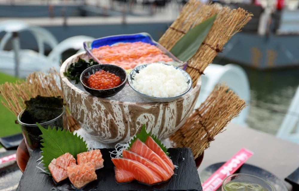 ล้อมวงอร่อยกับชุดแซลมอนเทมากิแบบฉบับญี่ปุ่น ที่ร้านอุวะจิมะ