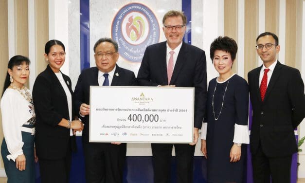 มอบรายได้จากการจัดงานประกวดต้นคริสต์มาสการกุศล