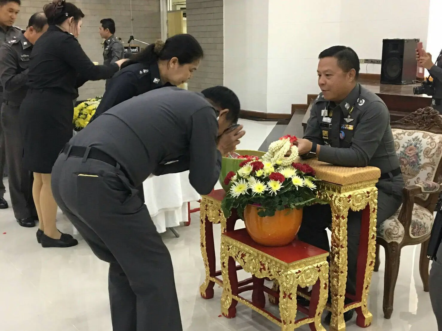 พิธีสืบสานวัฒนธรรมไทย รดน้ำดำหัวขอพรผู้บังคับบัญชา