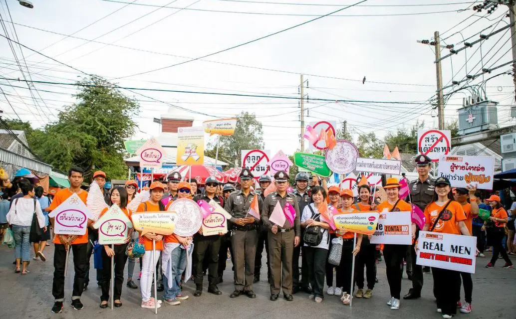 พม. ร่วมกับ ตำรวจ สน.บางซื่อ เดินรณรงค์ยุติความรุนแรงต่อเด็ก สตรี และบุคคลในครอบครัว ณ ตลาดนัดสวนจตุจักร กรุงเทพฯ