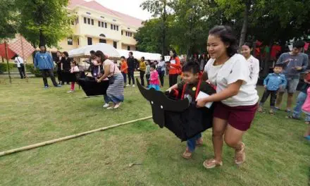 เยาวชนเล่นประเพณีท้องถิ่นไทย ในงานวันเด็ก มิวเซียมสยาม