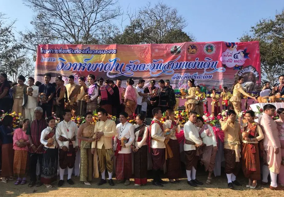 บ่าวสาว 49 คู่ แสนสุขในงาน ” วิวาห์พาฝัน รับตะวันสามแผ่นดิน” 14 กุมภา วาเลนไทน์  @ ผามออีแดง ศรีสะเกษ