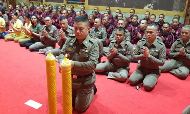 “ผู้การอ้อ!!นำนักเรียนนายสิบตำรวจ ศฝร. ภ.7 ร่วมทำบุญถวายเทียนพรรษา เนื่องในวันเข้าพรรษา ประจำปี 2561!!